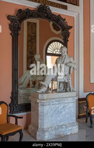 Die Marmorstatue von Tomas Terry in der Eingangshalle des Tomas Terry Theaters im Zentrum von Cienfuegos, Kuba Stockfoto