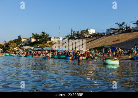 Der Hafen von Mui ne in Vietnam mit Fischerbooten bei Sonnenuntergang Stockfoto