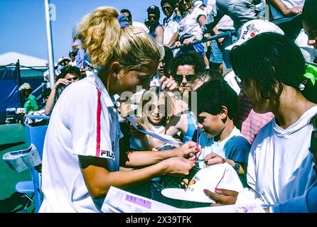 Monica Seles (YUG) signiert Autogramme für Fans bei den Lipton International Players Championships 1990 Stockfoto