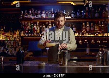 Selbstbewusster Barkeeper, der Cocktails zubereitet Stockfoto