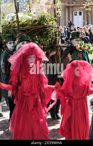 Die Extinction Rebellion veranstaltet heute eine Beerdigung für die Natur im Zentrum von Bath. Die Rebellen werden von Trommlern begleitet, die einen Begräbnisschlag M spielen Stockfoto