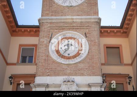 Rimini, Italien - 9. August 2023 - der Uhrenturm des Rathauses in Rimini, Italien, hat ein Orrée auf der Vorderseite. Stockfoto