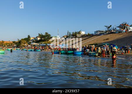 Der Fischmarkt am Strand von Mui ne in Vietnam Stockfoto