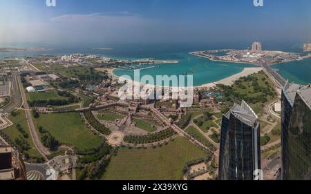 Ein Bild des Al Ras Al Akhdar District mit dem Abu Dhabi Breakwater in der oberen rechten Ecke, dem Emirates Palace Mandarin Oriental Hotel im Stockfoto