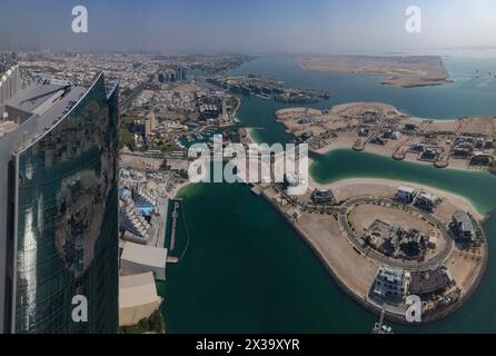 Ein Bild des Südwestens von Abu Dhabi, das mehrere Entwicklungen am Ufer zeigt. Stockfoto