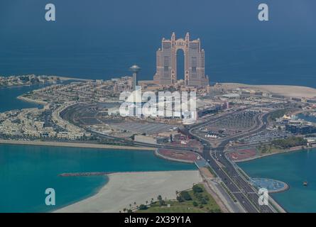 Ein Bild vom Abu Dhabi Breakwater mit der Marina Mall und dem Rixos Marina Abu Dhabi Hotel im Zentrum. Stockfoto