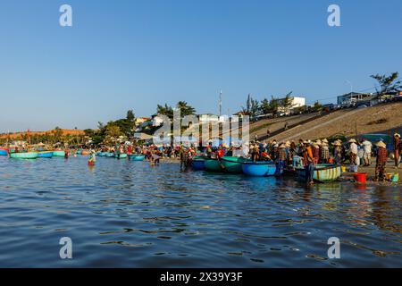 Der Fischmarkt am Strand von Mui ne in Vietnam Stockfoto