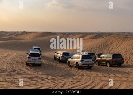 Ein Bild einer Jeep-Tour durch die Wüstenlandschaft außerhalb von Abu Dhabi. Stockfoto