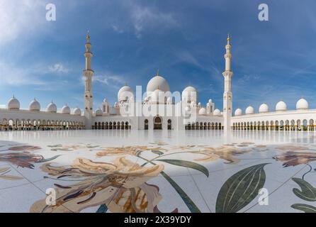 Ein Bild vom Sahan-Innenhof der Scheich-Zayed-Moschee. Stockfoto
