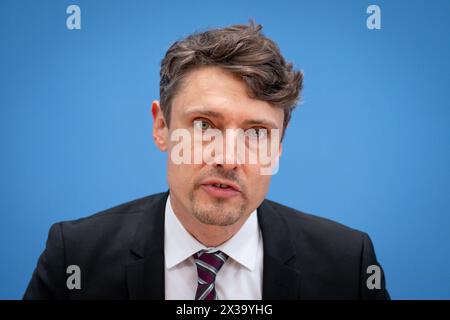 Bundespressekonferenz Vorstellung des Gutachtens Fachkraefte im Gesundheitswesen. Nachhaltiger Einsatz einer knappen Ressource Prof. Dr. rer. oec. Jonas Schreyoegg, Stellv. Vorsitzender des Sachverstaendigenrats Gesundheit und Pflege im Portrait in der Bundespressekonferenz zur Vorstellung des Gutachtens Fachkraefte im Gesundheitswesen. Nachhaltiger Einsatz einer knappen Ressource , Berlin , 25.04.2024 Berlin Deutschland *** Bundespressekonferenz Präsentation des Expertenberichts zu Fachkräften im Gesundheitswesen nachhaltige Nutzung einer knappen Ressource Prof Dr. rer oec Jonas Schreyoegg, Stellvertretender CH Stockfoto