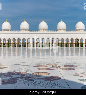 Ein Bild vom Sahan-Innenhof der Scheich-Zayed-Moschee. Stockfoto