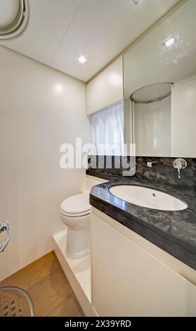 ITALIEN, Latium, Fiumicino (Rom), Luxusyacht, Badezimmer Stockfoto