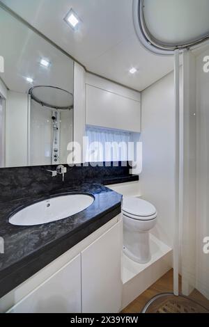 ITALIEN, Latium, Fiumicino (Rom), Luxusyacht, Badezimmer Stockfoto