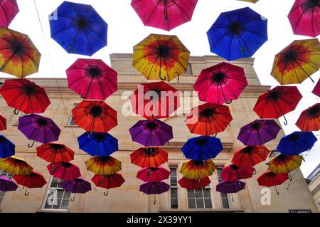 Bunte Regenschirme als Sommerpräsentation über den Gehwegen im Southgate Shopping Centre in Bath. Somerset Stockfoto