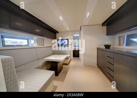 ITALIEN, Latium, Fiumicino (Rom), Luxusyacht Dinette Stockfoto