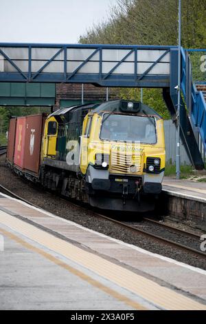 Die Freightliner-Diesellokomotive der Baureihe 70 Nr. 70011 zieht einen freightliner-Zug am Bahnhof Hatton, Warwickshire, Großbritannien Stockfoto