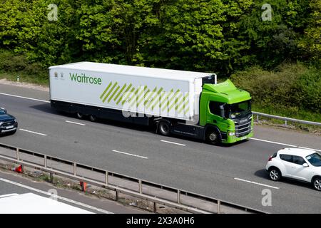 Ein Waitrose-Lkw auf der Autobahn M40, Warwickshire, Großbritannien Stockfoto