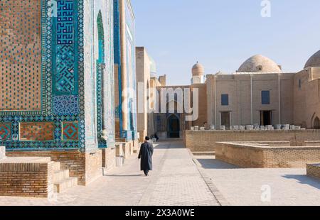 Fantastischer Blick auf das Shah-i-Zinda Ensemble in Samarkand, Usbekistan. Mausoleen mit blauen Fliesen und Motiven. Die Nekropole ist ein beliebter Touri Stockfoto