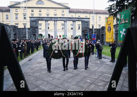 Mailand, Italien. April 2024. Mailand, die Kränze am 25. April im Heiligtum der Milanesen gefallen in Erinnerung an die Gefallenen des Widerstands. Auf dem Foto: Ein Moment des Gedenkens Credit: Independent Photo Agency/Alamy Live News Stockfoto