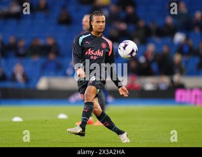 Nathan Ake aus Manchester City bereitet sich vor dem Spiel der Premier League im American Express Stadium in Brighton auf. Bilddatum: Donnerstag, 25. April 2024. Stockfoto