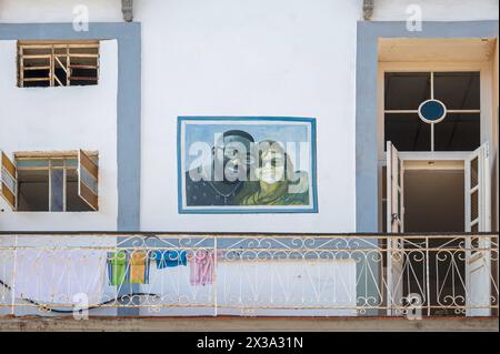 Ein großes Bild von zwei Personen, gemalt an der Wand eines Gebäudes in der Altstadt von Havanna, Kuba. Stockfoto