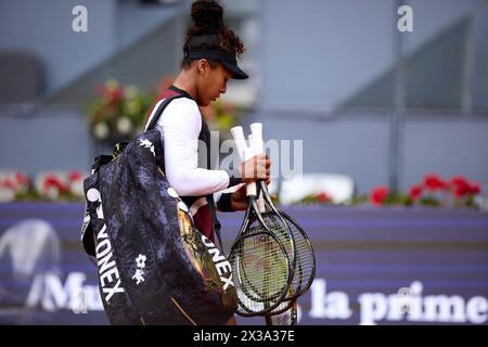 Naomi Osaka aus Japan reagiert nach der Niederlage gegen Liudmila Samsonova am 4. Tag der Mutua Madrid Open 2024 in Caja Magica am 25. April 2024 in Madrid. Stockfoto