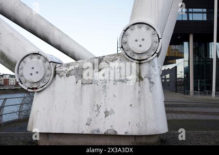 Verwitterte Unterstützung für die Brücke über den Fluss Usk bei Newport, Gwent Stockfoto