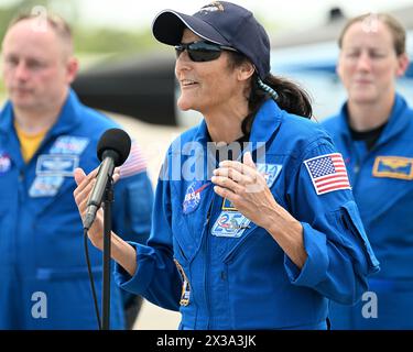 NASA-Astronaut Suni Williams spricht mit den Medien, nachdem er am Donnerstag, den 25. April 2024, im Kennedy Space Center in Florida angekommen ist. Die beiden Besatzungsmitglieder fliegen mit dem Raumschiff Boeing Starliner auf ihrem ersten bemannten Flug zur Internationalen Raumstation. Foto: Joe Marino/UPI Credit: UPI/Alamy Live News Stockfoto