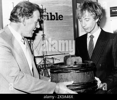 POPSTAR ROBIN GIBB VON THE BEE GEES MIT EINEM „SPIT KID“, EINER DER RELIQUIEN, DIE VON DEM WRACK DES MAN O WAR ININCIBLE GEBORGEN WURDEN, DAS 1758 VOR PORTSMOUTH SANK. PORTSMOUTH 1983 PIC MIKE WALKER 1983 Stockfoto