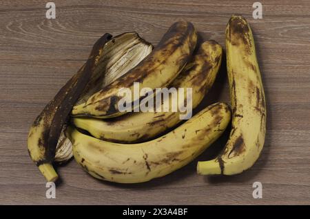 Bild von vier Bananen in Braunschalen. Stockfoto