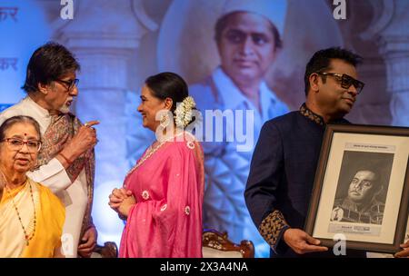 Mumbai, Indien. April 2024. MUMBAI, INDIEN - 24. APRIL: Schauspieler Amitabh Bachchan wird vom Sänger Usha Mangeshkar während der Deenanath Mangeshkar Awards-Zeremonie am 24. April 2024 in Mumbai, Indien, mit dem Lata Deenanath Mangeshkar Award ausgezeichnet. Die Schauspieler Padmini Kolhapure und der Komponist AR Rahman sind ebenfalls zu sehen. (Foto: Satish Bate/Hindustan Times/SIPA USA) Credit: SIPA USA/Alamy Live News Stockfoto