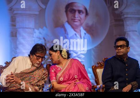 Mumbai, Indien. April 2024. MUMBAI, INDIEN - 24. APRIL: Schauspieler Amitabh Bachchan wird vom Sänger Usha Mangeshkar während der Deenanath Mangeshkar Awards-Zeremonie am 24. April 2024 in Mumbai, Indien, mit dem Lata Deenanath Mangeshkar Award ausgezeichnet. Die Schauspieler Padmini Kolhapure und der Komponist AR Rahman sind ebenfalls zu sehen. (Foto: Satish Bate/Hindustan Times/SIPA USA) Credit: SIPA USA/Alamy Live News Stockfoto