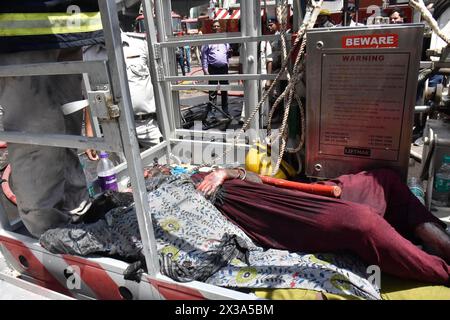 Patna, Indien. April 2024. PATNA, INDIEN - 25. APRIL 2024: Feuerwehrleute retten Verletzte nach einem Brand im PAL Hotel in der Nähe des Bahnhofs Patna Junction in Patna, Indien. Mindestens sechs Menschen wurden getötet und 18 kämpfen in einem Feuer um das Leben im Krankenhaus. Das Feuer brach im PAL Hotel aus und breitete sich bald auf angrenzende Gebäude aus, bevor es gelöscht wurde. (Foto: Santosh Kumar/Hindustan Times/SIPA USA) Credit: SIPA USA/Alamy Live News Stockfoto