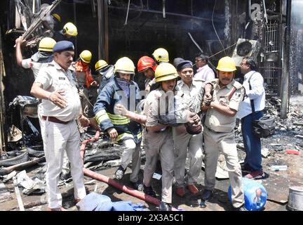 Patna, Indien. April 2024. PATNA, INDIEN - 25. APRIL 2024: Feuerwehrleute retten Verletzte nach einem Brand im PAL Hotel in der Nähe des Bahnhofs Patna Junction in Patna, Indien. Mindestens sechs Menschen wurden getötet und 18 kämpfen in einem Feuer um das Leben im Krankenhaus. Das Feuer brach im PAL Hotel aus und breitete sich bald auf angrenzende Gebäude aus, bevor es gelöscht wurde. (Foto: Santosh Kumar/Hindustan Times/SIPA USA) Credit: SIPA USA/Alamy Live News Stockfoto