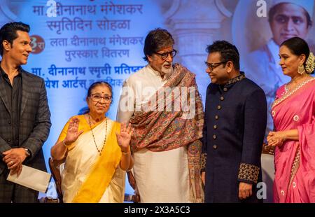 Mumbai, Indien. April 2024. MUMBAI, INDIEN - 24. APRIL: Schauspieler Amitabh Bachchan wird vom Sänger Usha Mangeshkar während der Deenanath Mangeshkar Awards-Zeremonie am 24. April 2024 in Mumbai, Indien, mit dem Lata Deenanath Mangeshkar Award ausgezeichnet. Die Schauspieler Padmini Kolhapure und der Komponist AR Rahman sind ebenfalls zu sehen. (Foto: Satish Bate/Hindustan Times/SIPA USA) Credit: SIPA USA/Alamy Live News Stockfoto