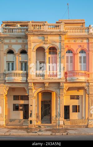 Immobilien entlang der Küste, entlang des Malecon im sanften Abendlicht in Havanna, Kuba. Stockfoto