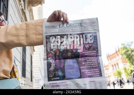 Mailand, Italien. April 2024. Eine Zeitung zeigt die Titelseite während der Demonstration zum 81. Jahrestag des Befreiungstages am 25. April 2024 in Mailand. Am 25. April 1945 starteten italienische Partisanen einen massiven Aufstand gegen das faschistische Regime und die Nazi-Besatzung, der den Tag der Befreiung von der faschistischen und nationalsozialistischen Kontrolle feierte. Quelle: SOPA Images Limited/Alamy Live News Stockfoto