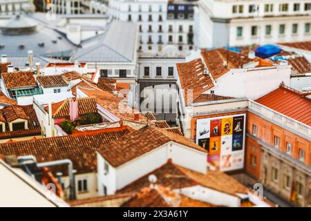 Madrid, Spanien. 1. Mai 2023 aus der Vogelperspektive von roten Ziegeldächern alter Häuser auf europäischen Straßen. Neigungs-/Verschiebungseffekt Foto Postkarte der spanischen Hauptstadt. Stockfoto