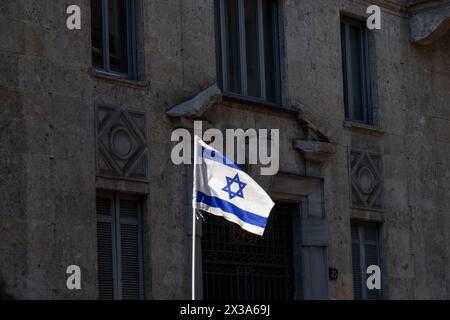 Mailand, Italien. April 2024. Die israelische Flagge wird während der Demonstration zum 81. Jahrestag des Befreiungstages am 25. April 2024 in Mailand, Italien, gezeigt. Am 25. April 1945 starteten italienische Partisanen einen massiven Aufstand gegen das faschistische Regime und die Nazi-Besatzung, der den Tag der Befreiung von der faschistischen und nationalsozialistischen Kontrolle feierte. (Foto: /SIPA USA) Credit: SIPA USA/Alamy Live News Stockfoto