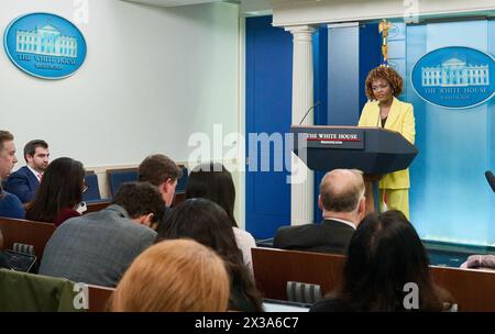 WASHINGTON, D.C., USA – 1. APRIL 2024: Pressesekretärin des Weißen Hauses, Karine Jean-Pierre, leitet Pressebriefing. Stockfoto