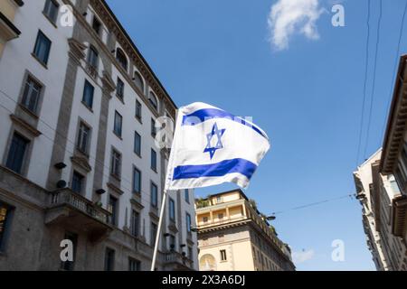 Mailand, Italien. April 2024. Die israelische Flagge wird während der Demonstration zum 81. Jahrestag des Befreiungstages gezeigt. Am 25. April 1945 starteten italienische Partisanen einen massiven Aufstand gegen das faschistische Regime und die Nazi-Besatzung, der den Tag der Befreiung von der faschistischen und nationalsozialistischen Kontrolle feierte. (Foto: Mairo Cinquetti/SOPA Images/SIPA USA) Credit: SIPA USA/Alamy Live News Stockfoto