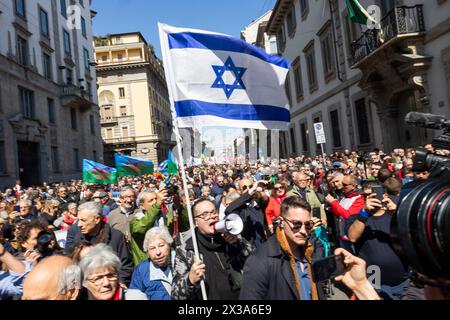 Mailand, Italien. April 2024. Die israelische Flagge wird während der Demonstration zum 81. Jahrestag des Befreiungstages am 25. April 2024 in Mailand, Italien, gezeigt. Am 25. April 1945 starteten italienische Partisanen einen massiven Aufstand gegen das faschistische Regime und die Nazi-Besatzung, der den Tag der Befreiung von der faschistischen und nationalsozialistischen Kontrolle feierte. (Foto: /SIPA USA) Credit: SIPA USA/Alamy Live News Stockfoto