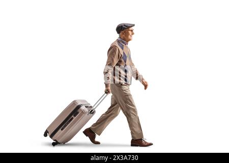 Profilaufnahme eines älteren Mannes, der einen Koffer zieht und isoliert auf weißem Hintergrund läuft Stockfoto