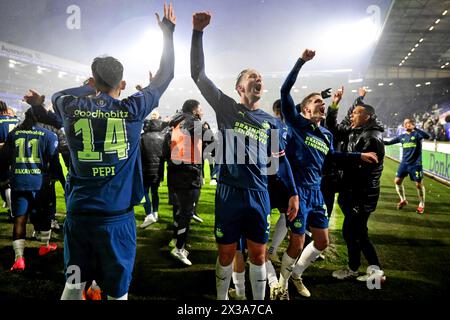 HEERENVEEN - PSV-Spieler nach dem niederländischen Eredivisie-Spiel zwischen sc Heerenveen und PSV Eindhoven im Abe Lenstra Stadium am 25. April 2024 in Heerenveen, Niederlande. ANP OLAF KRAAK Stockfoto