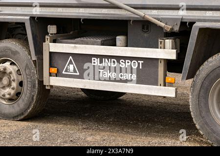 Swindon, England Großbritannien - 11. April 2024: Warnschild an der Seite eines Lastwagens, das Radfahrer vor einem toten Winkel für den Fahrer warnt Stockfoto