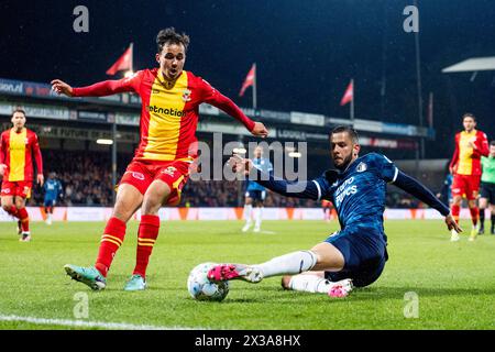 Deventer, Niederlande. April 2024. Deventer - Mats Deijl von Go Ahead Eagles, David Hancko aus Feyenoord während des Eredivisie-Spiels zwischen Go Ahead Eagles und Feyenoord in de Adelaarshorst am 24. April 2024 in Deventer, Niederlande. Credit: Box to Box Pictures/Alamy Live News Stockfoto