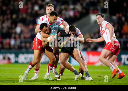 Huddersfield Giants’ Leroy Cudjoe (Mitte) wird während des Spiels der Betfred Super League im Totally Wicked Stadium in St Helens angeschlagen. Bilddatum: Donnerstag, 25. April 2024. Stockfoto