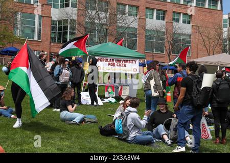 State College, Usa. April 2024. Pro-palästinensische Demonstranten versammeln sich am 25. April 2024 auf dem DREHKREUZRASEN auf dem Campus der Penn State University im State College, Pa. Penn State Students for Justice in Palestine veranstalteten zusammen mit anderen Organisationen eine ganztägige Volksuniversität für Gaza, die Lehrveranstaltungen, Kreiden auf Gehwegen und eine Kundgebung am Alten Main beinhaltete. (Foto: Paul Weaver/SIPA USA) Credit: SIPA USA/Alamy Live News Stockfoto