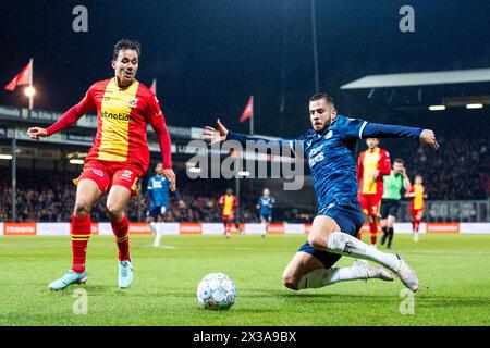 Deventer, Niederlande. April 2024. Deventer - Mats Deijl von Go Ahead Eagles, David Hancko aus Feyenoord während des Eredivisie-Spiels zwischen Go Ahead Eagles und Feyenoord in de Adelaarshorst am 24. April 2024 in Deventer, Niederlande. Credit: Box to Box Pictures/Alamy Live News Stockfoto