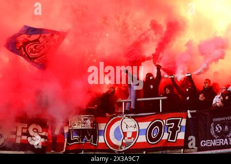 HEERENVEEN - PSV-Fans nach dem niederländischen Eredivisie-Spiel zwischen sc Heerenveen und PSV Eindhoven im Abe Lenstra Stadium am 25. April 2024 in Heerenveen, Niederlande. ANP OLAF KRAAK Stockfoto